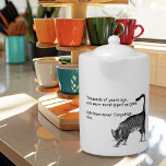 Egyptische Grijze Tabby Cat Theepot<br><div class="desc">Een grijze tabby kat in een witte achtergrond herinnert je eraan dat katten ooit werden vereerd als goden</div>