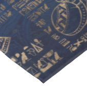 Egyptische hiërogliefen en goddelijk goud op marme tafelkleed (Gekanteld)