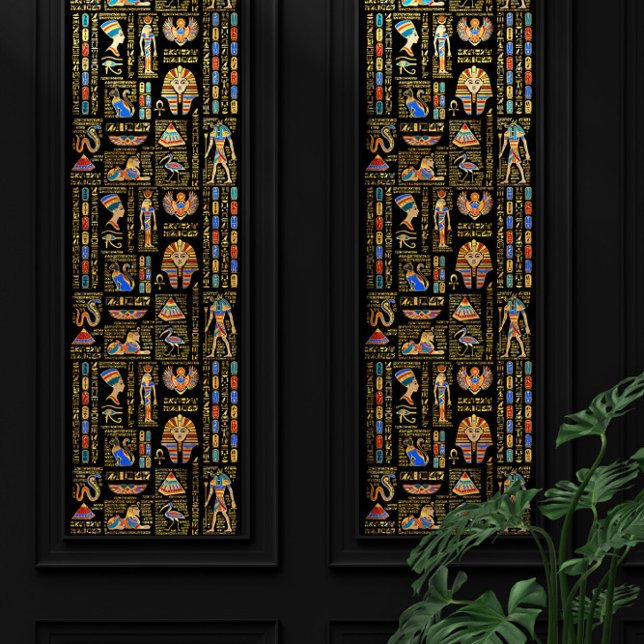 Egyptische hiërogliefen en godheden in zwart behang (Creator heeft geüpload)