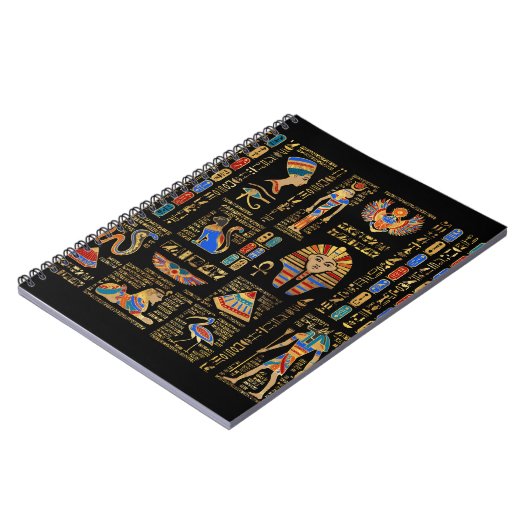 Egyptische hiërogliefen en godheden in zwart notitieboek (Linkerzijde)