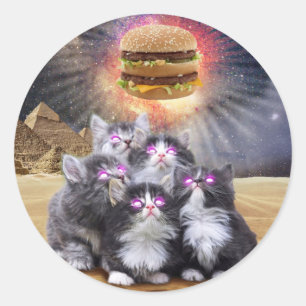 Egyptische katten die naar een hamburger kijken ronde sticker