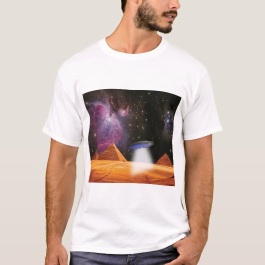Egyptische Pyramids Giza ontmoeten ruimte en UFO T-shirt (Voorkant)