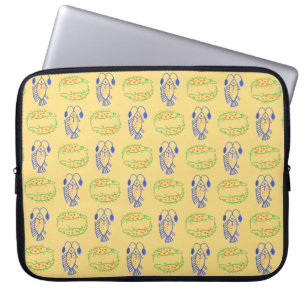 Egyptische vis, krokodil op gele laptophoes laptop sleeve