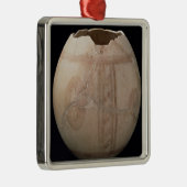 Eicel van struisvogels, uitgesneden in de vorm van metalen ornament (Rechts)