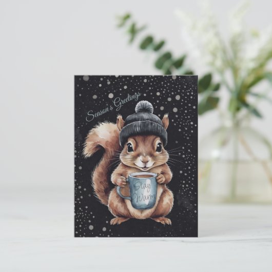 Eichhörnchen mit Tasse und Schnee „Stay Warm“ Briefkaart (Staand voorkant)