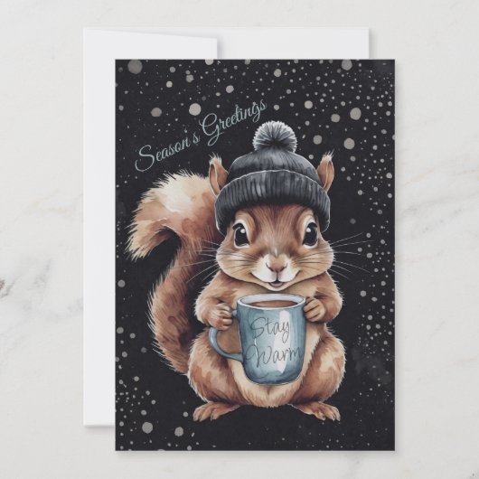Eichhörnchen mit Tasse und Schnee „Stay Warm“  Feestdagenkaart (Voorkant)
