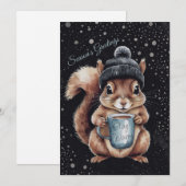 Eichhörnchen mit Tasse und Schnee „Stay Warm“  Feestdagenkaart (Voorkant / Achterkant)