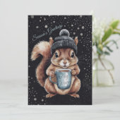 Eichhörnchen mit Tasse und Schnee „Stay Warm“  Feestdagenkaart (Staand voorkant)
