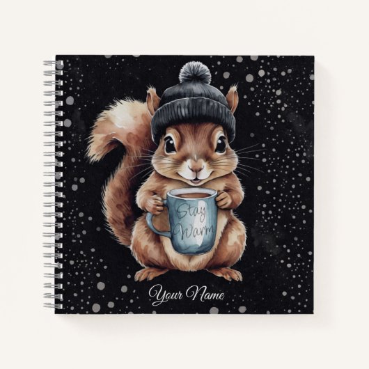 Eichhörnchen mit Tasse und Schnee „Stay Warm“ Notitieboek (Voorkant)