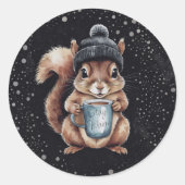 Eichhörnchen mit Tasse und Schnee „Stay Warm“ Ronde Sticker (Voorkant)