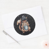 Eichhörnchen mit Tasse und Schnee „Stay Warm“ Ronde Sticker (Envelop)