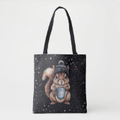 Eichhörnchen mit Tasse und Schnee „Stay Warm“ Tote Bag (Voorkant)