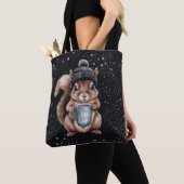 Eichhörnchen mit Tasse und Schnee „Stay Warm“ Tote Bag (Dichtbij)