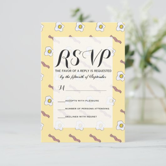 Eieren en Bacon Breakfast Foodie Funny Pattern RSVP Kaartje (Staand voorkant)