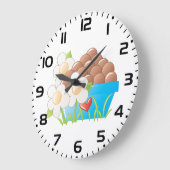 Eieren in blauwe kom met bloemen en hart grote klok (Hoek)