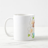 Eieren in blauwe kom met bloemen en hart koffiemok (Links)