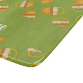 Eieren in bruine mand op groen snijplank (Hoek)