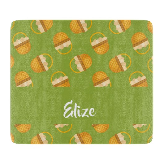 Eieren in bruine mand op groen snijplank (Voorkant)