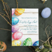 Eieren op houten vloer paaseieren jacht kaart