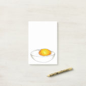 Eieren, picknickvoedingswaren en eieren in ongewij post-it® notes (Op bureau)