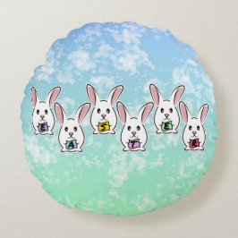 Eiervormige paaskonijnen rond kussen