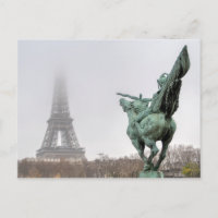 Eiffeltoren en Bir-hakeim-brug op een slechte dag