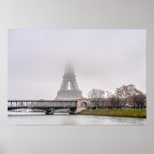 Eiffeltoren en Bir-hakeim-brug op een slechte dag Poster (Voorkant)