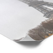 Eiffeltoren en Bir-hakeim-brug op een slechte dag Poster (Hoek)