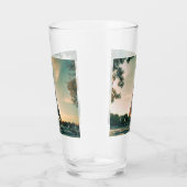Eiffeltoren werpt kussen op glas (Rechts)
