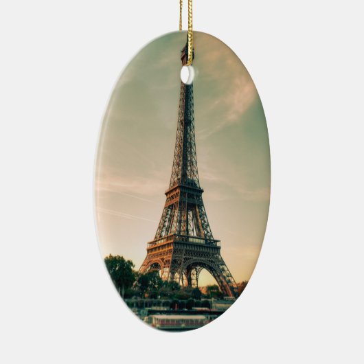 Eiffeltoren werpt kussen op keramisch ornament (Rechts)