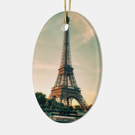 Eiffeltoren werpt kussen op keramisch ornament (Links)