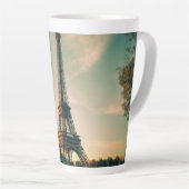 Eiffeltoren werpt kussen op latte mok (Rechterhoek)
