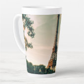 Eiffeltoren werpt kussen op latte mok (Linkerhoek)