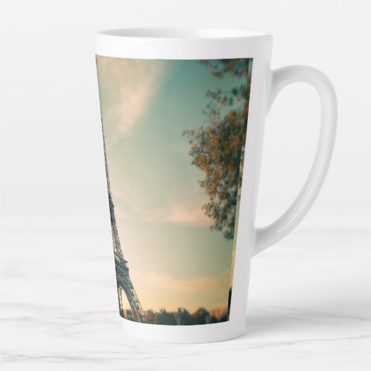 Eiffeltoren werpt kussen op latte mok (Rechts)