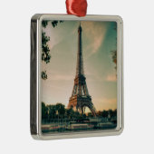Eiffeltoren werpt kussen op metalen ornament (Rechts)