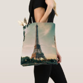 Eiffeltoren werpt kussen op tote bag (Dichtbij)
