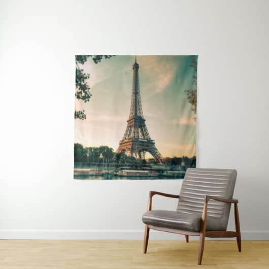 Eiffeltoren werpt kussen op wandkleed (In situ)