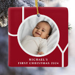 Eigen babyjongen's eerste kerstfoto Rood Keramisch Ornament<br><div class="desc">Dit stijlvolle Ornament voor de eerste kerstfoto van Baby Boy is versierd met het woord JOY op een rode achtergrond. Gemakkelijk aanpasbaar met uw foto,  naam,  en jaar.</div>