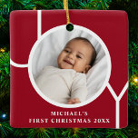Eigen babyjongen's eerste kerstfoto Rood Keramisch Ornament<br><div class="desc">Dit stijlvolle Ornament voor de eerste kerstfoto van Baby Boy is versierd met het woord JOY op een rode achtergrond. Gemakkelijk aanpasbaar met uw foto,  naam,  en jaar.</div>