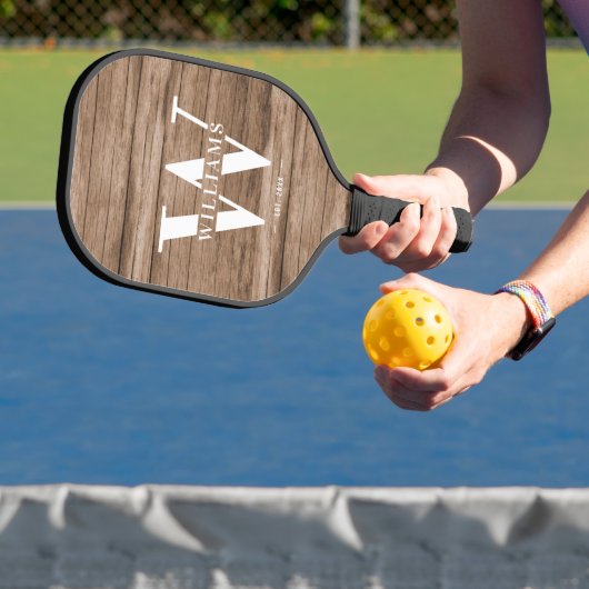 Eigen bijtende wapenhuisfamilie monogram naam hout pickleball paddle (Insitu)
