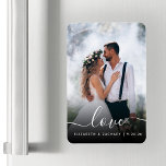 Eigen bruiloft Fotoliefhebbers White Script Magneet<br><div class="desc">Vier je bruiloft met deze flexibele magneet,  met het woord "liefde" in een elegant wit handschrift met swashes aan het begin en het einde. Personaliseer het met uw namen en trouwdatum en vervang het afbeelding met uw favoriete trouwfoto. Een zwart verloopfilter helpt de tekst pop te maken.</div>