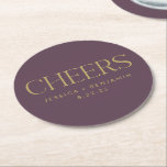 Eigen Cheers Donker Paars Plum Gold Wedding Ronde Kartonnen Onderzetter<br><div class="desc">Deze gepersonaliseerde onderzetters in donker paars plum met het woord Cheers,  bruid- en groomnamen,  en trouwdatum in elegante goudtypografie zijn geweldig voor trouwrecepties,  parendouches en verjaardagsfeestjes. De achtergrondkleur kan worden aangepast. Vragen of hulp nodig bij het wijzigen van de kleur? Stuur me een bericht met bovenstaande link.</div>
