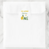 Eigen citroenontwerp baby op voornaam verjaardag s ronde sticker (Tas)