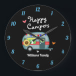 Eigen familienaam Happy Campers Grote Klok<br><div class="desc">Aangepaste familienaam Happy Campers Summer Vacation wall klok! Alle tekst kan worden aangepast. Camper en harten illustratie door Valarie Wade.</div>