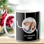 Eigen feestdag kerstcadeautje Zwarte koffie Koffiemok<br><div class="desc">Deze stijlvolle kerstfeestdag mok is versierd met het woord JOY op een zwarte achtergrond. Gemakkelijk aanpasbaar met uw foto en naam.</div>