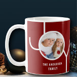 Eigen feestdag kerstfoto Maroon Koffiemok<br><div class="desc">Deze stijlvolle kerstfeestdag-mok is versierd met het woord JOY op een achtergrond van een gijzelaar. Gemakkelijk aanpasbaar met uw foto en naam.</div>