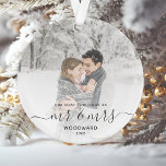 Eigen foto, eerste gehuwd kerstgrijs script ornament<br><div class="desc">Herdenking van de eerste kerst van je huwelijk met deze mooie moderne keepaardversiering. In de grijze tekst staat "Ons eerste kerstfeest als Mr & Mrs." met de woorden "Mr & Mrs." in elegant handschrift met een bloei voor en na. Vervang het afbeelding van de steekproef met uw favoriete foto, en...</div>