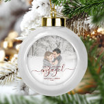 Eigen foto met eerste Kerstmis, rood script Keramische Bal Ornament<br><div class="desc">Herinneer je verloving met dit mooie, moderne keepdoesie ornament. De donkere rode tekst staat "Onze eerste kerst bezet", met het woord "betrokken" in elegant handschrift met een bloei voor en na. Vervang het afbeelding van de steekproef met uw favoriete foto, en voeg uw namen en het jaar toe. Een witte...</div>