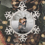 Eigen foto voor eerste kerstmis - Wit script Tin Sneeuwvlok Ornament<br><div class="desc">Herinneer je verloving met dit mooie, moderne keepdoesie ornament. De witte tekst leest "Ons eerste Kerstfeest bezet, "met het woord "bezeten"in elegant handschrift manuscript met bloei voor en na. Vervang het afbeelding van de steekproef met uw favoriete foto, en voeg uw namen en het jaar toe. Een zwarte de hulp...</div>
