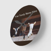 Eigen geiten op een houten hek ronde klok (Hoek)